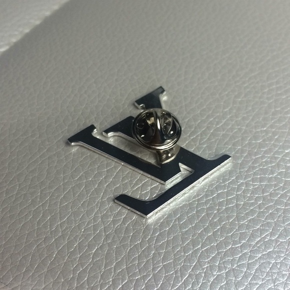 Louis Vuitton pin silver color counter staff - Picture 5 of 7